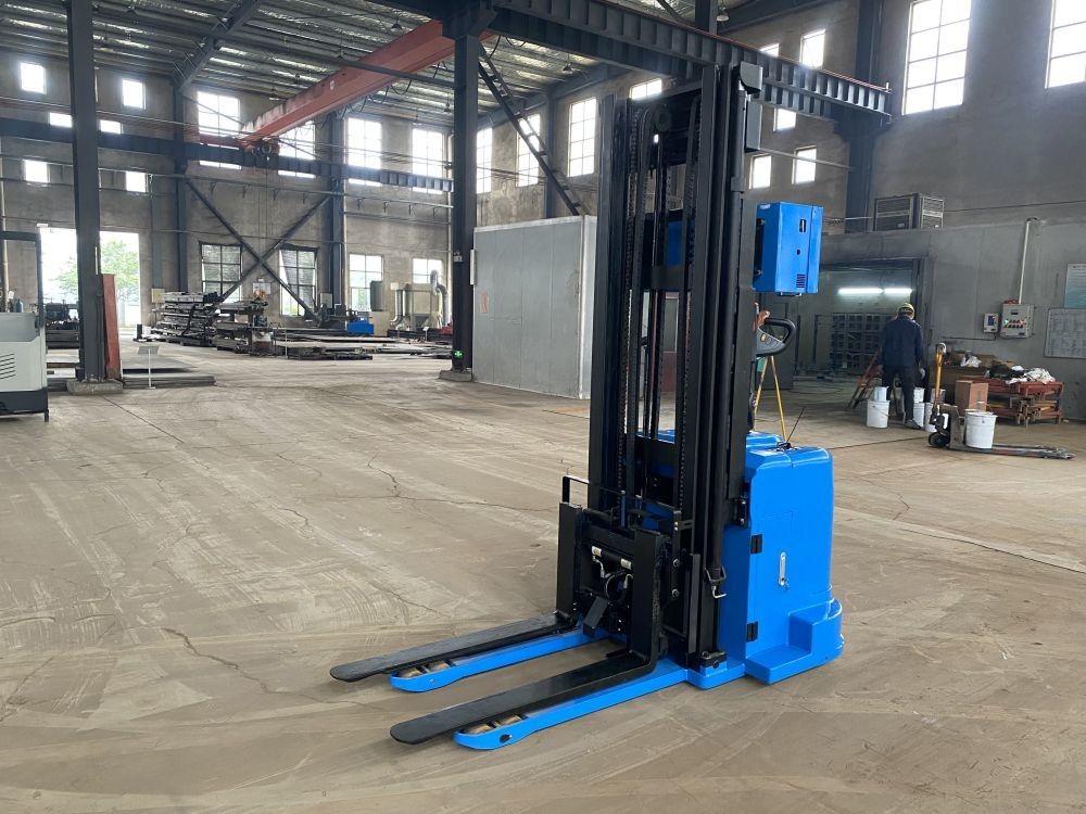 Non-standard Customization 2000 KG  Electric Stand On Forklift Bule Seated Type With Solid PU Tire