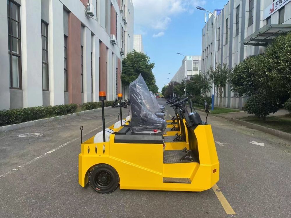 7.0 Ton Tow Tractor Electric Seat Driving Three Point Four Wheel Structure